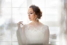 Young Beautiful Brunette Woman With Bouquet Posing In A Wedding Royalty Free Stock Photos