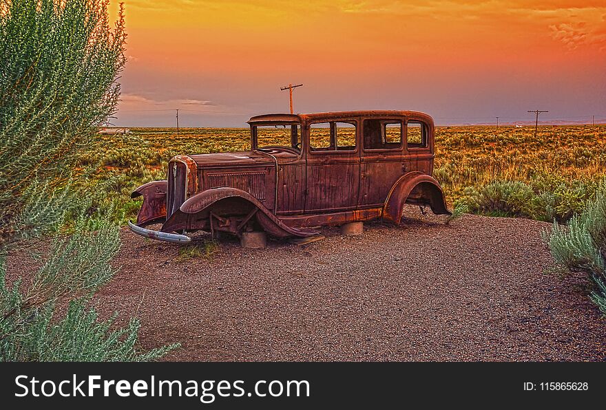 Abandoned car near the entrance to the Painted desert