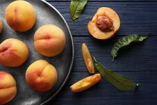 Fresh Juicy Peaches In Tray Royalty Free Stock Photography Fresh Juicy Peaches In Tray Royalty Free Stock Photography