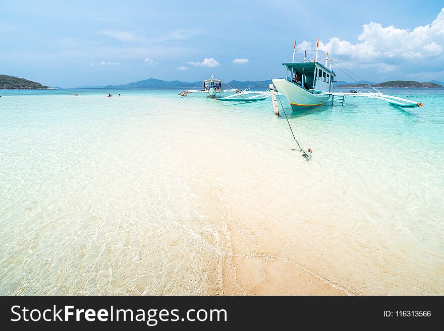 Tropical Sand Beach With Tourists And Boats On The Bulog Dos