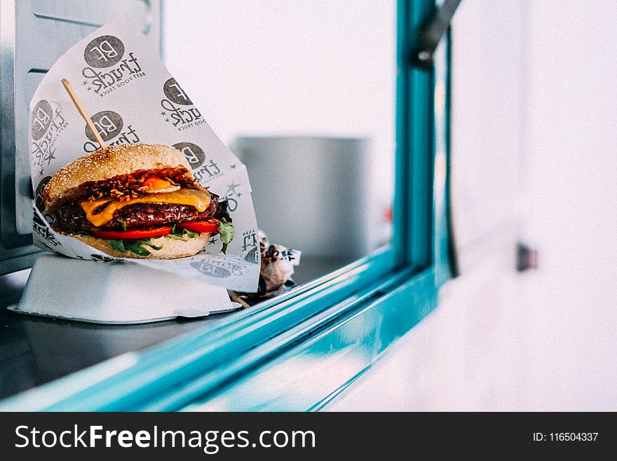 Selective Focus Photography of Cooked Burger