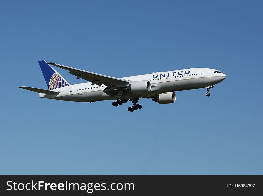 White United Airlines Plane