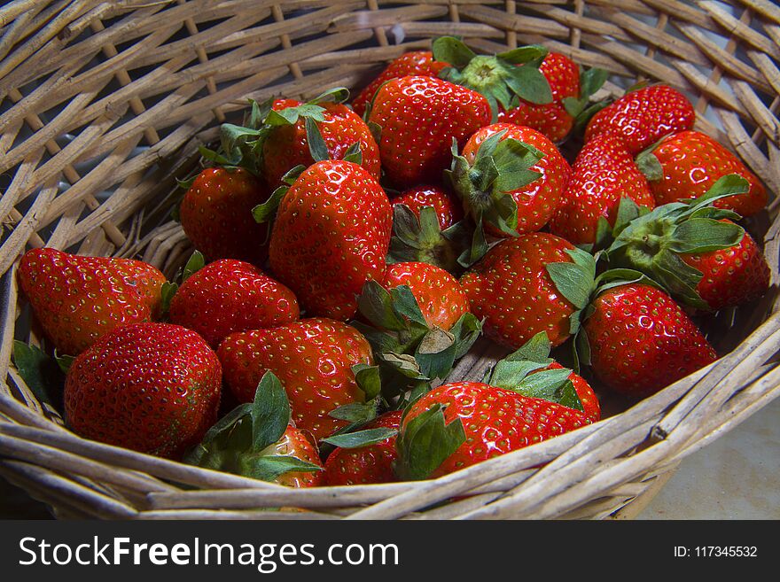 Mature strawberry, bright color, attractive fruit picture.