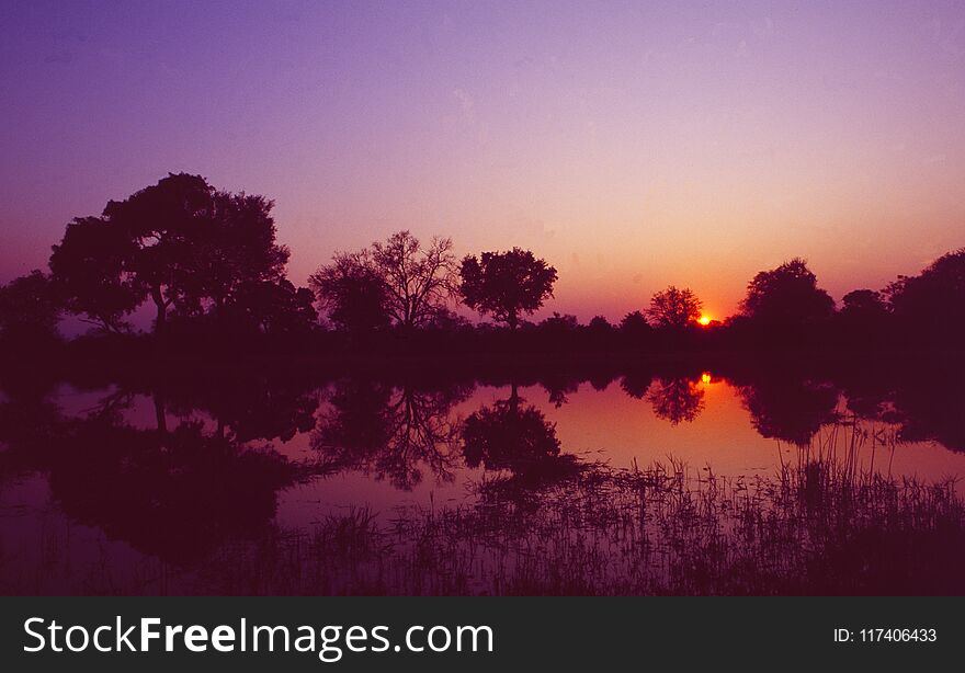 Botswana: Mit dem M`koro bei Sonnenuntergang durch das Okavango Delta stalken. Botswana: Mit dem M`koro bei Sonnenuntergang durch das Okavango Delta stalken