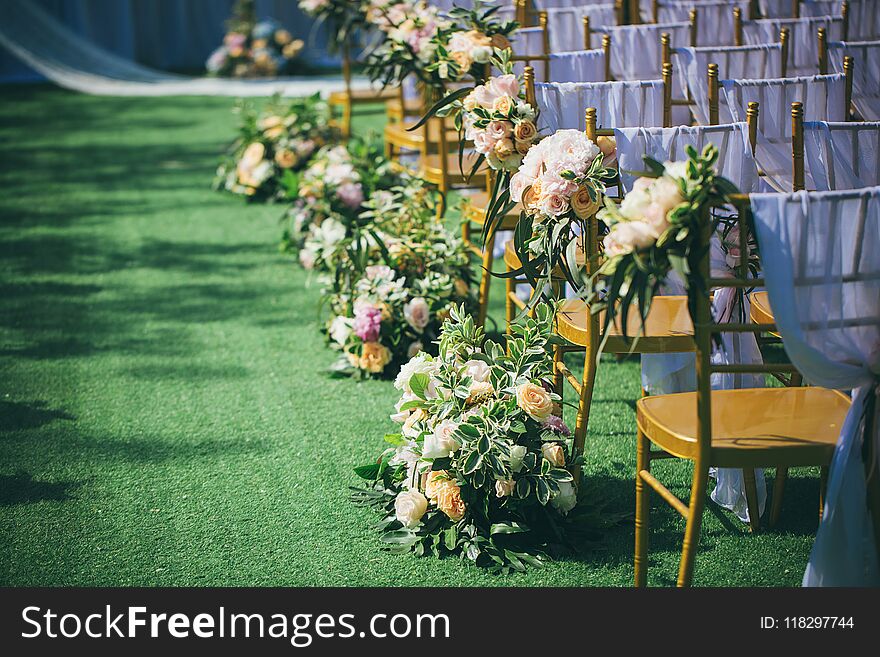 At the corner of the lawn wedding, we can see flowers, bouquets and slub chairs. After the sluice chairs are decorated with ribbons, they are very nice. Flowers seem to be seasonal, with roses, Hydrangea and so on. At the corner of the lawn wedding, we can see flowers, bouquets and slub chairs. After the sluice chairs are decorated with ribbons, they are very nice. Flowers seem to be seasonal, with roses, Hydrangea and so on.