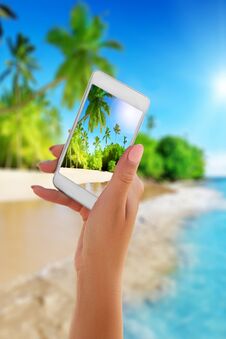 Close Up Hand Holding Smartphone On Summer Beach. Technology, Travel, Tourism, Communication And People Concept Royalty Free Stock Photography Close Up Hand Holding Smartphone On Summer Beach. Technology, Travel, Tourism, Communication And People Concept Royalty Free Stock Photography