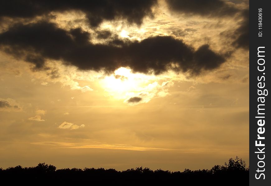 Sky, Cloud, Atmosphere, Daytime