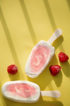 Popsicle With Fresh Raspberry On A Table Royalty Free Stock Photography