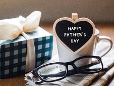 Happy Fathers Day Concept. Coffee Cup With Gift Box, Heart Tag W Royalty Free Stock Images Happy Fathers Day Concept. Coffee Cup With Gift Box, Heart Tag W Royalty Free Stock Images