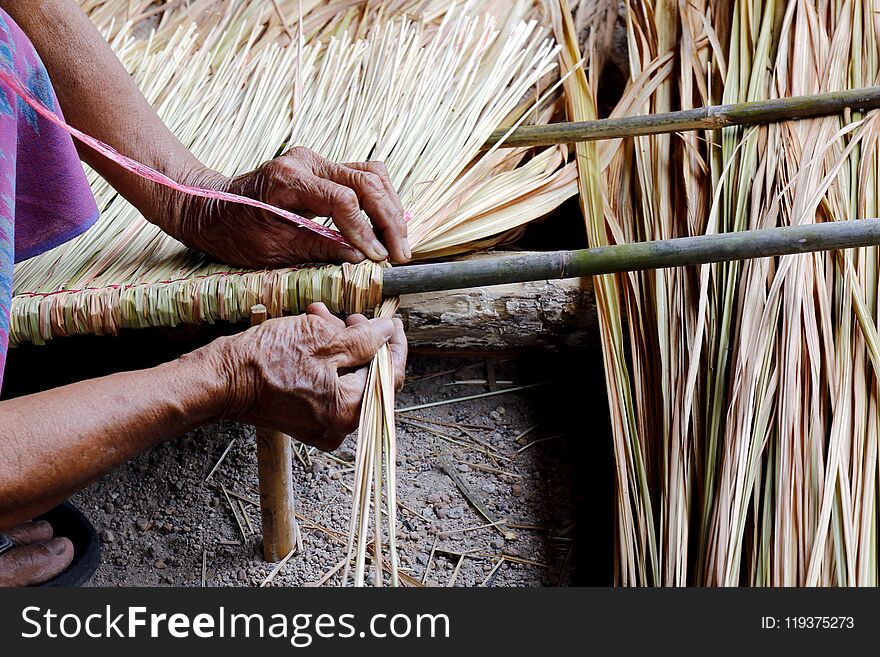 Picture shows how to make a panel vetiver for hut roof, handwork crafts of panel vetiver for hut roof, straw roof hut