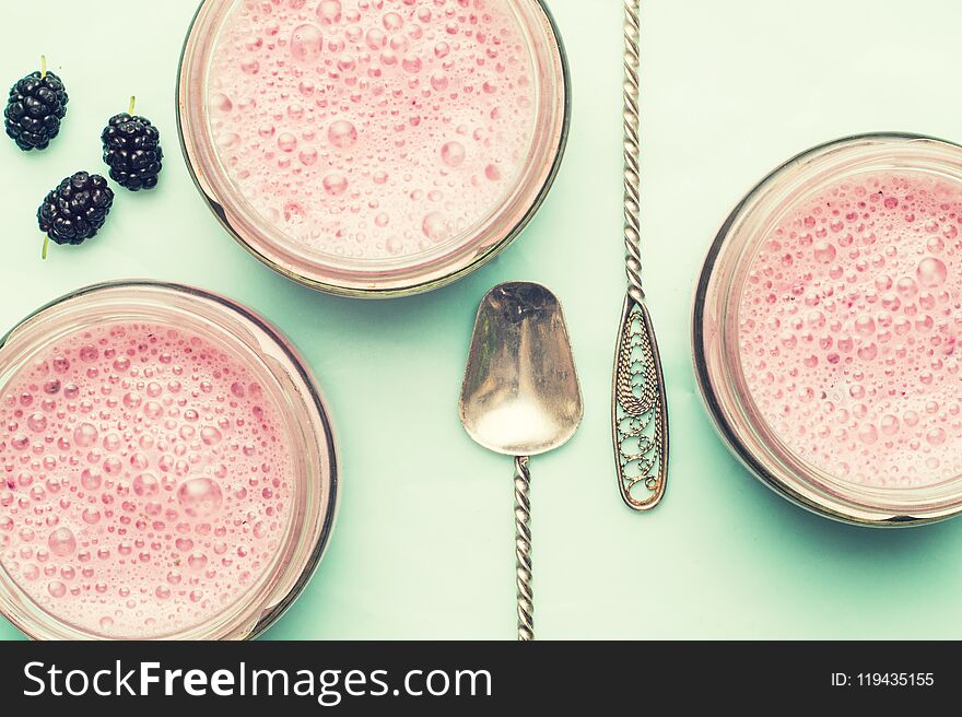 Smoothies of mulberries and mint in glass jars