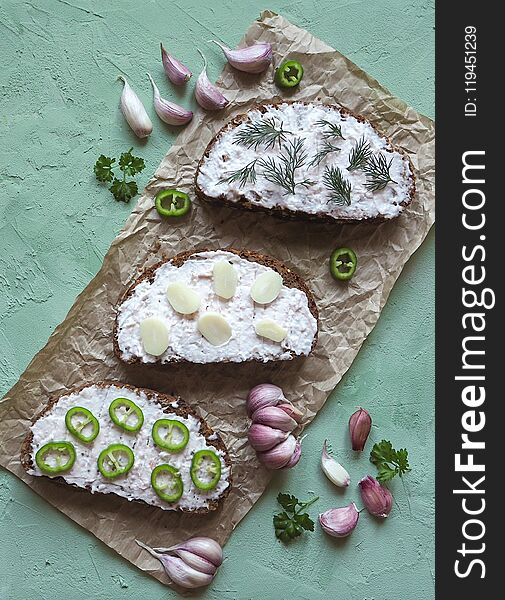 Snacks with rye bread and garlic sauce.