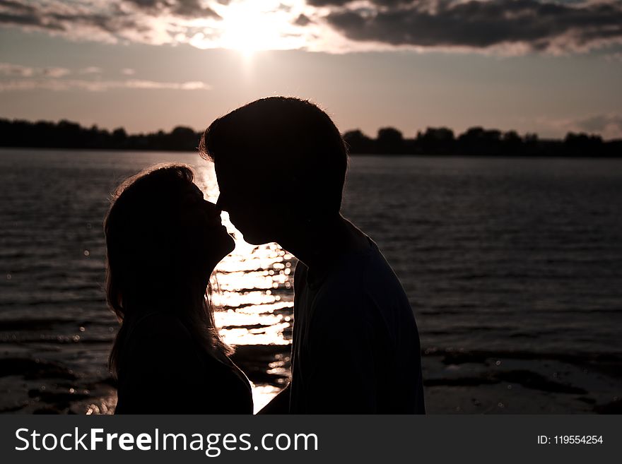 Silhouette Photo of Man and Woman Kissing