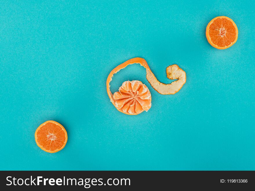 top view of arranged ripe mandarin and orange pieces isolated on blue
