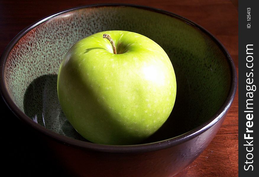 Granny Smith apple in a bowl