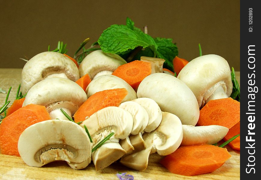 Sliced mushrooms whit vegetables and herbs