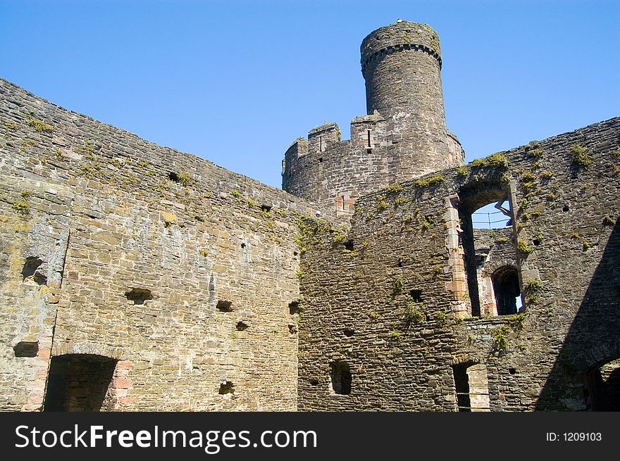 Castle tower and walls at conway castle,
conway,
wales,
united kingdom.