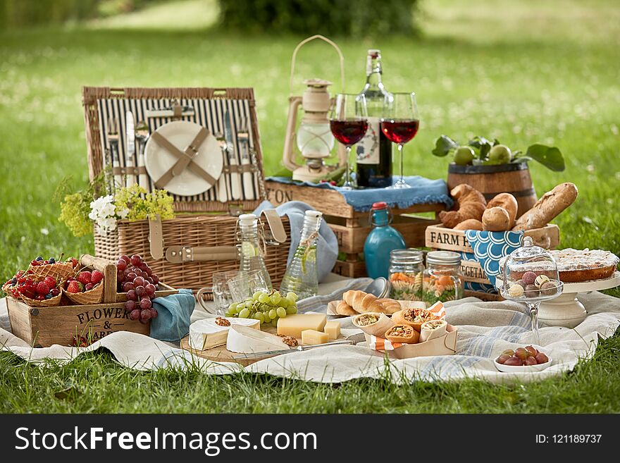 Gourmet picnic lunch for two in a lush green park
