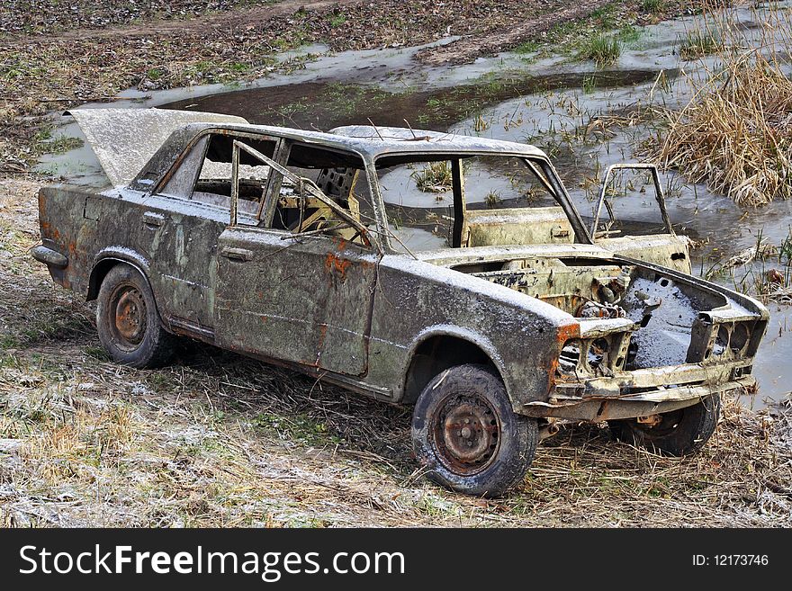 The car of the Russian gangster killed in firing. To the car have set fire and have left on a scene of crime.