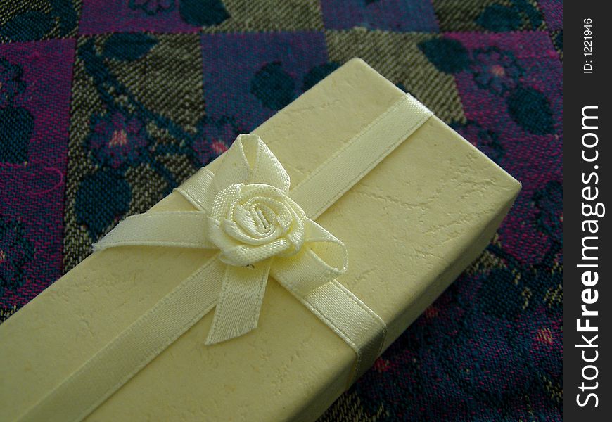 A gift beautifuly decorated with ribbons