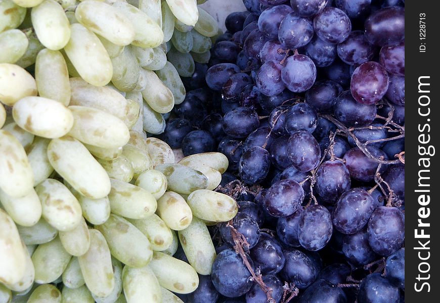 Two different grades of grapes, black and white