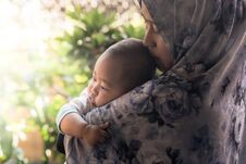 Free A Muslim Mother Holding Her Baby Daughter Royalty Free Stock Photos - 122190068