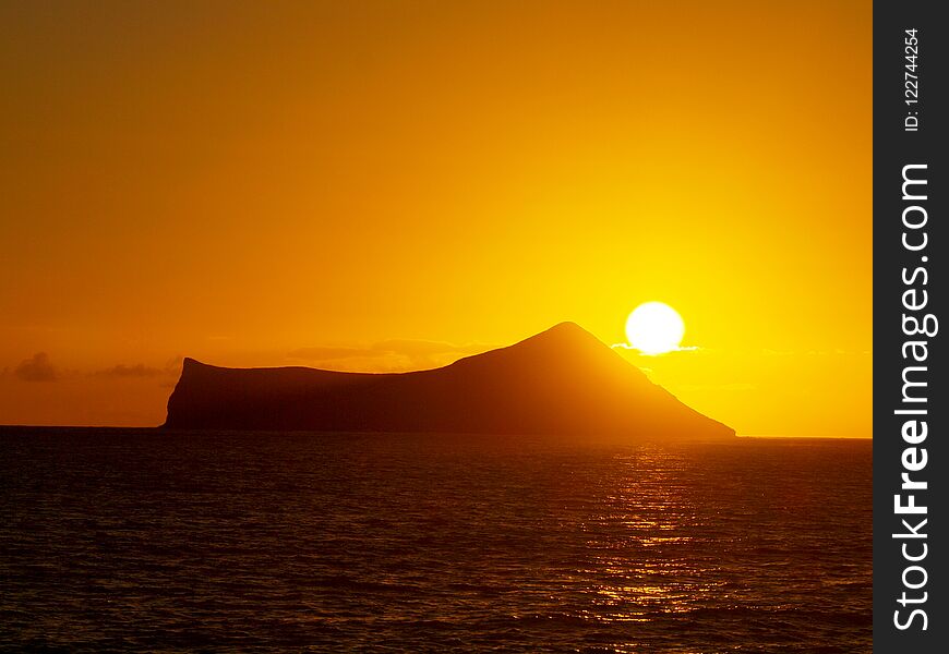 Sunrise over Rabbit & x28;Manana& x29; Island in Waimanalo Bay