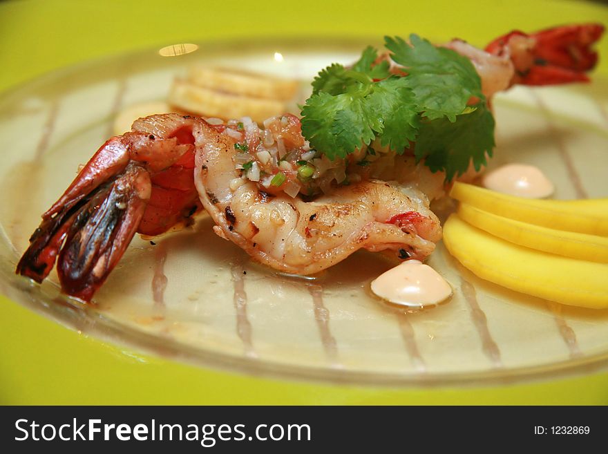 Saut�ed king prawns with slices of mango and banana