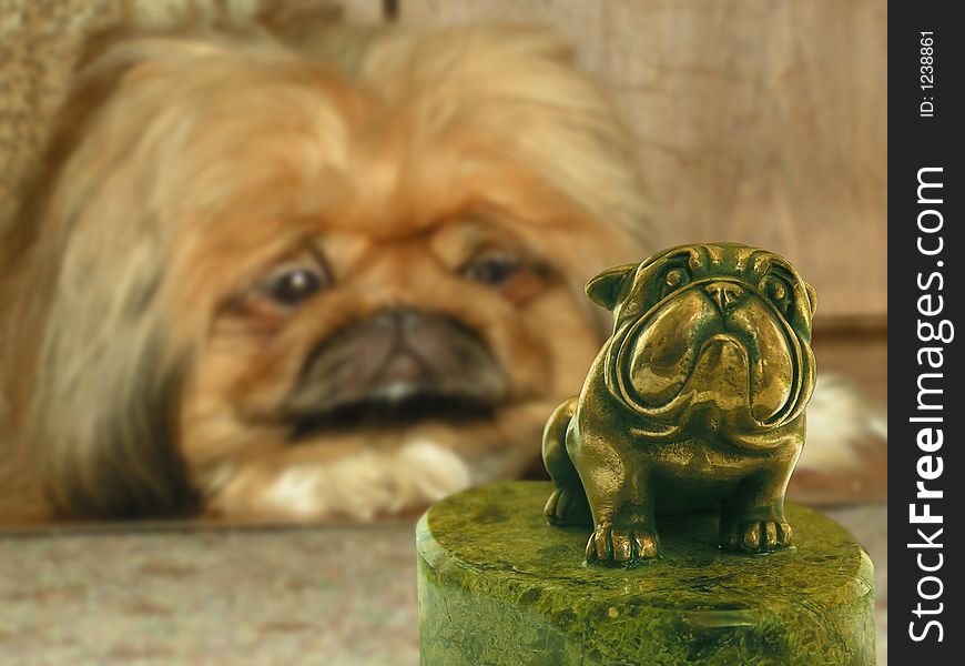 Dog see to bronze statuette. Dog see to bronze statuette