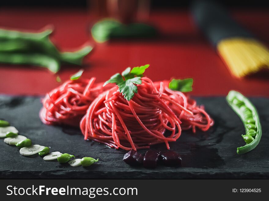Red spaghetti with beetroot and green beans