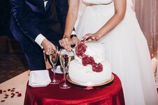 Free Bride And Groom Cutting Wedding Cake And Tasting At Wedding Ceremony Reception, Catering In Restaurant Royalty Free Stock Image - 124469386