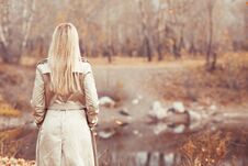 Stylish Blond Woman In The Autumn Park Royalty Free Stock Photos