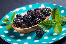 Ripe Blackberries With Leaves Of Mint In A Bowl On A Wooden Boar Royalty Free Stock Photos
