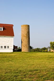 Barn With Gambrel Roof And Silo Stock Images