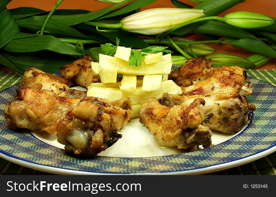 Delicious and tender buffalo wings whit french fried