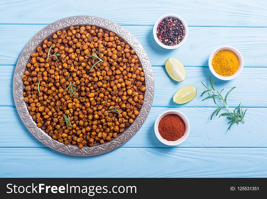 Roasted chickpeas with rosemary . Snack baked food .