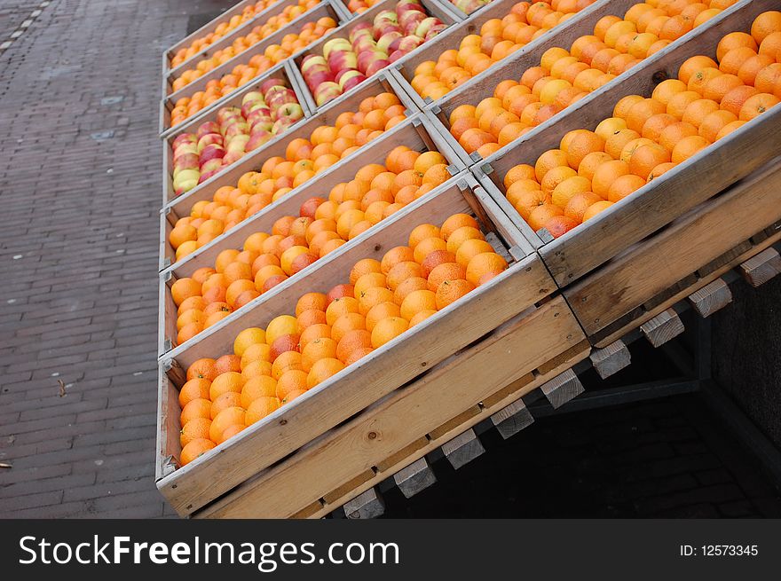 Oranges and apples on a market in amsterdam