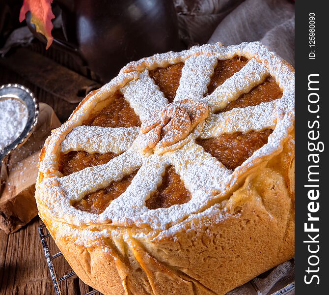 A Apples covered with a crunchy crust - this is the American Apple