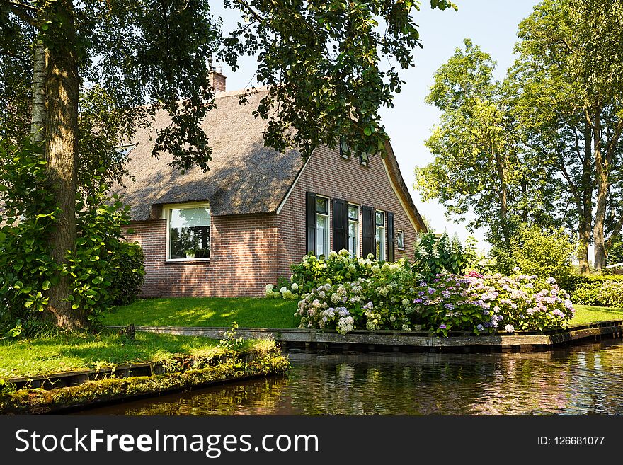 The thatched roof house with beatiful garden in fairytale village Giethoorn in The Netherlands.