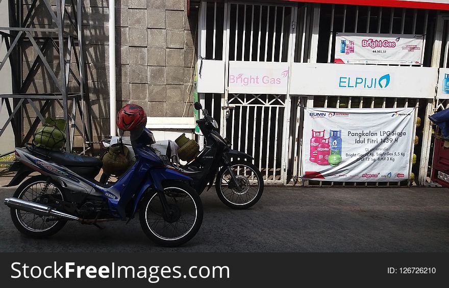 Residents cook ketupat using 3 kg LPG in the Kentangan area of Semarang. PT Pertamina MOR 4 anticipates public unrest over the scarcity of 3 kg LPG for Idul Fitri 1439 Hijriah, among others, to review LPG supplies of 3 KG to dealers or agents in the Municipality and Regency of Semarang as many as 52 agents consisting of 38 agents in Semarang City and 14 agents in Semarang Regency, all of them became Eid al-Fitr Task Force agents, including workers carrying LPG at the Kaliwungu gas station base, Kendal Regency. PT. Pertamina guarantees LPG supplies in Java Bali during June to December. Residents cook ketupat using 3 kg LPG in the Kentangan area of Semarang. PT Pertamina MOR 4 anticipates public unrest over the scarcity of 3 kg LPG for Idul Fitri 1439 Hijriah, among others, to review LPG supplies of 3 KG to dealers or agents in the Municipality and Regency of Semarang as many as 52 agents consisting of 38 agents in Semarang City and 14 agents in Semarang Regency, all of them became Eid al-Fitr Task Force agents, including workers carrying LPG at the Kaliwungu gas station base, Kendal Regency. PT. Pertamina guarantees LPG supplies in Java Bali during June to December