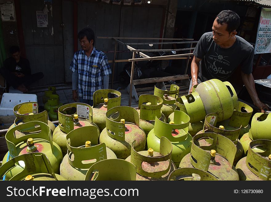 Residents cook ketupat using 3 kg LPG in the Kentangan area of Semarang. PT Pertamina MOR 4 anticipates public unrest over the scarcity of 3 kg LPG for Idul Fitri 1439 Hijriah, among others, to review LPG supplies of 3 KG to dealers or agents in the Municipality and Regency of Semarang as many as 52 agents consisting of 38 agents in Semarang City and 14 agents in Semarang Regency, all of them became Eid al-Fitr Task Force agents, including workers carrying LPG at the Kaliwungu gas station base, Kendal Regency. PT. Pertamina guarantees LPG supplies in Java Bali during June to December. Residents cook ketupat using 3 kg LPG in the Kentangan area of Semarang. PT Pertamina MOR 4 anticipates public unrest over the scarcity of 3 kg LPG for Idul Fitri 1439 Hijriah, among others, to review LPG supplies of 3 KG to dealers or agents in the Municipality and Regency of Semarang as many as 52 agents consisting of 38 agents in Semarang City and 14 agents in Semarang Regency, all of them became Eid al-Fitr Task Force agents, including workers carrying LPG at the Kaliwungu gas station base, Kendal Regency. PT. Pertamina guarantees LPG supplies in Java Bali during June to December