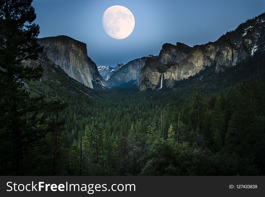 Full Moon long exposure at the Yosemite Tunnel in Yosemite National Park, Sierra Nevada