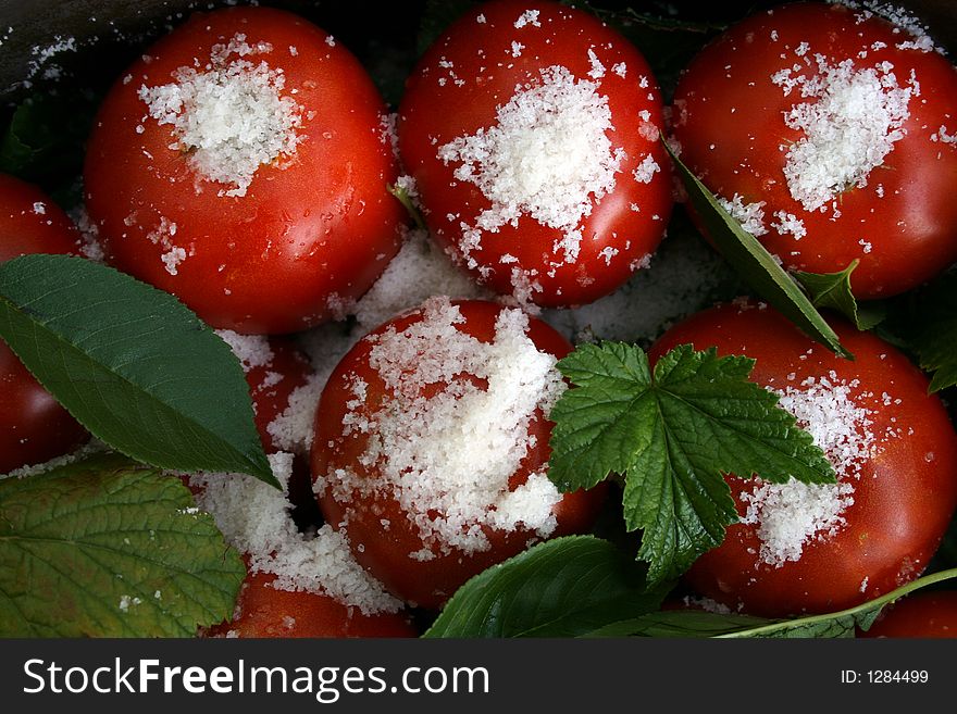 Tomatoes with currant leaves and salt from top