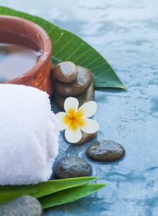 Free Spa Objects With Flower And Sunlight For Massage Treatment Stock Photography - 128280132