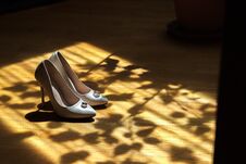 White Beautiful Wedding Shoes In Dark Shade In Sunlight Royalty Free Stock Images White Beautiful Wedding Shoes In Dark Shade In Sunlight Royalty Free Stock Images
