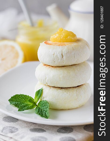 Cheesecakes on rice flour with lemon kurd for breakfast