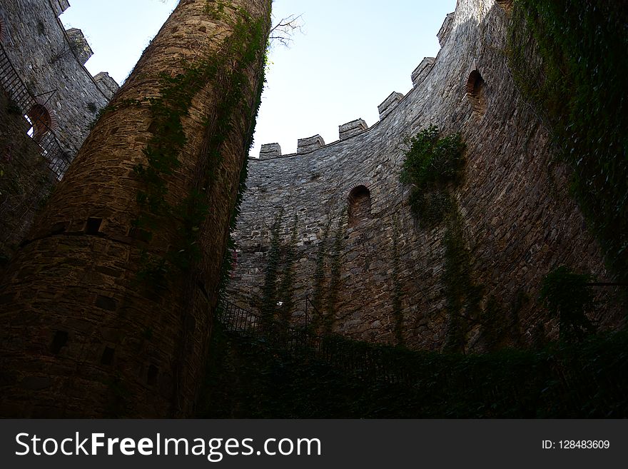 Medieval castle located in the SarÄ±yer district of Istanbul, at the European side of Bosporus. Medieval castle located in the SarÄ±yer district of Istanbul, at the European side of Bosporus.