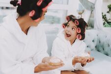 Little Girl With Mom In Beauty Salon With Cake. Stock Photos