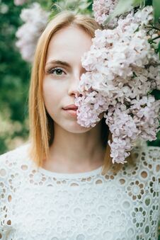 Free Beautiful Attractive Young Woman Posing In Spring Syringa Park W Royalty Free Stock Photo - 129106625