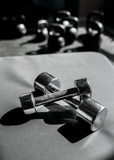 Free Chrome-plated Dumbbells Lying On A Rubber Floor In Gym Royalty Free Stock Photography - 129158587